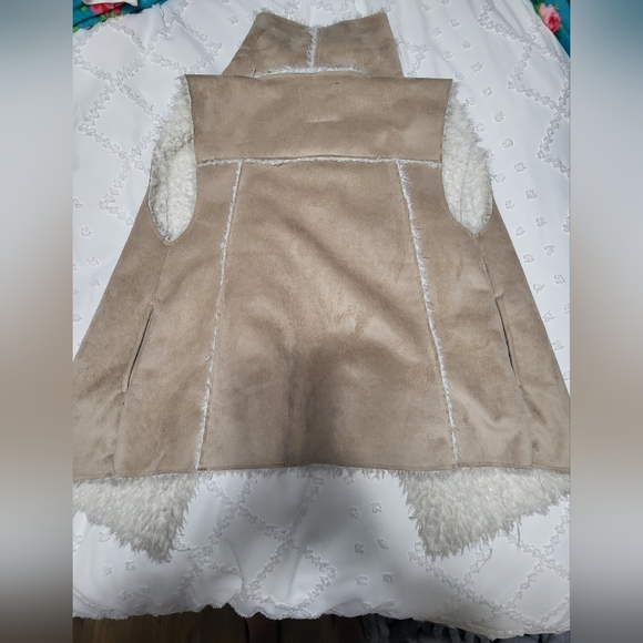 Sherpa lined suede open vest - Picture 5 of 5